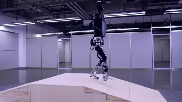 1716513871708508.jpg 2-China-unveils-its-first-full-size-electric-running-humanoid-robot.webp.jpg