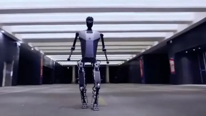 1716513926253053.jpg 4-China-unveils-their-first-full-size-electric-running-humanoid-robot.webp.jpg