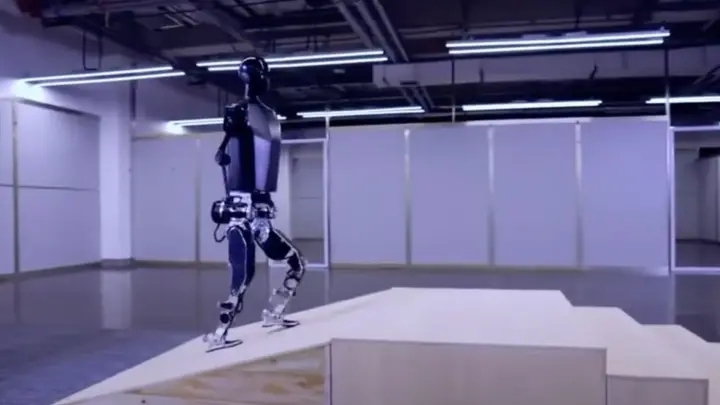 1716513979696753.jpg 6-China-unveils-their-first-full-size-electric-running-humanoid-robot.webp.jpg
